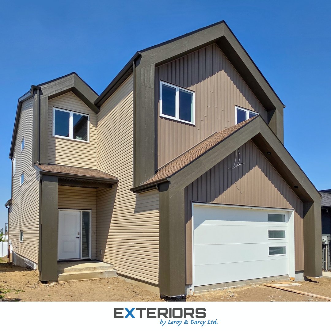 Exteriorsld's tweet photo. Check out this ultra-modern exterior we wrapped up for #LeadingEdgeConstructionAndMillwork! Sharp vertical siding + heavy contrasting trim = massive curb appeal. 🔥
​Products:@RoyalBP vinyl
@lpcorp Smartboard
@MachineMetals flashing
​Free quote! 👇
🔗https://t.co/PudfSDmhuF
#YQL https://t.co/NP4kjq3AY2
