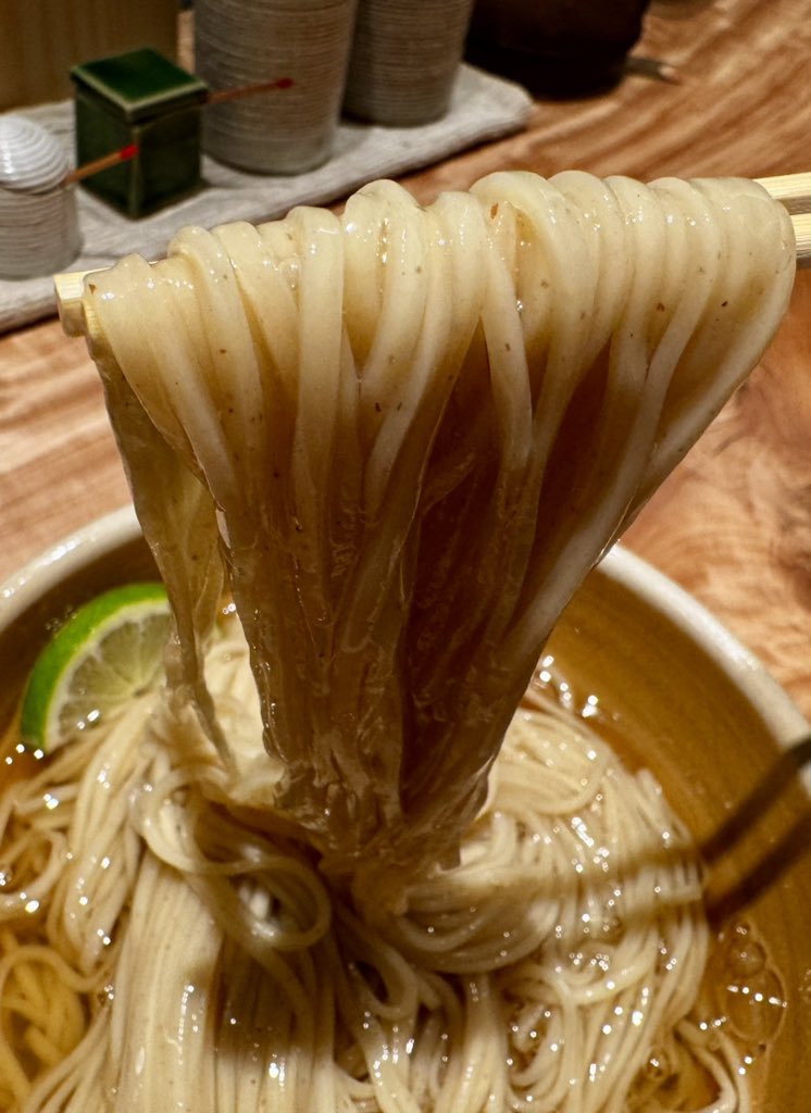 umasugimen_5's tweet photo. 吉祥寺『迂直』。もはや芸術作品のような麺リフト https://t.co/1tnQQP4s4R