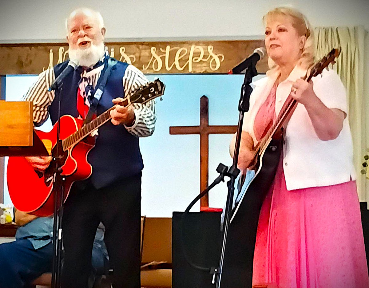 MarkL9176's tweet photo. Singing with Paula Erlene Wiliamson at her church in Branson today. https://t.co/rZrRteMo29