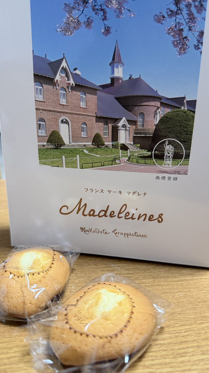 kamuikitano's tweet photo. 【函館行く人、全員保存して…！】

函館の「トラピスチヌ修道院」の売店でしかほぼ買えない、幻の伝統スイーツ『マダレナ』が尊すぎるにゃ。

原材料は小麦粉・卵・砂糖・バターの4つだけ。シスターの手作りで、余計なものが一切入ってない究極のピュアさ！
素朴で優しい、体に染み渡る美味しさだべさ…

💡裏ワザ：
電子レンジで約10秒だけチンしてみて。バターの香りがじゅわっと大復活して、おったまげるほど美味しくなるにゃ！！

現地限定の特別感はお土産にもガチで喜ばれるべさ✨「食べてみたい？」