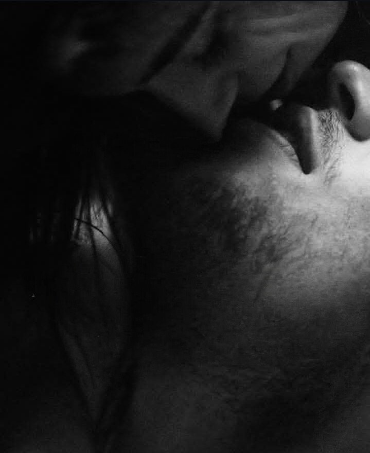 millenkla's tweet photo. A la sombra del deseo,
el silencio se hace piel,
en tus labios 
el tiempo se detiene,

No hace falta luz,
ni el color de la tarde,
Es allí nuestro mundo entero,
nuestro refugio...un beso.💋

Mile 🍒 https://t.co/HoZHn0aPk0