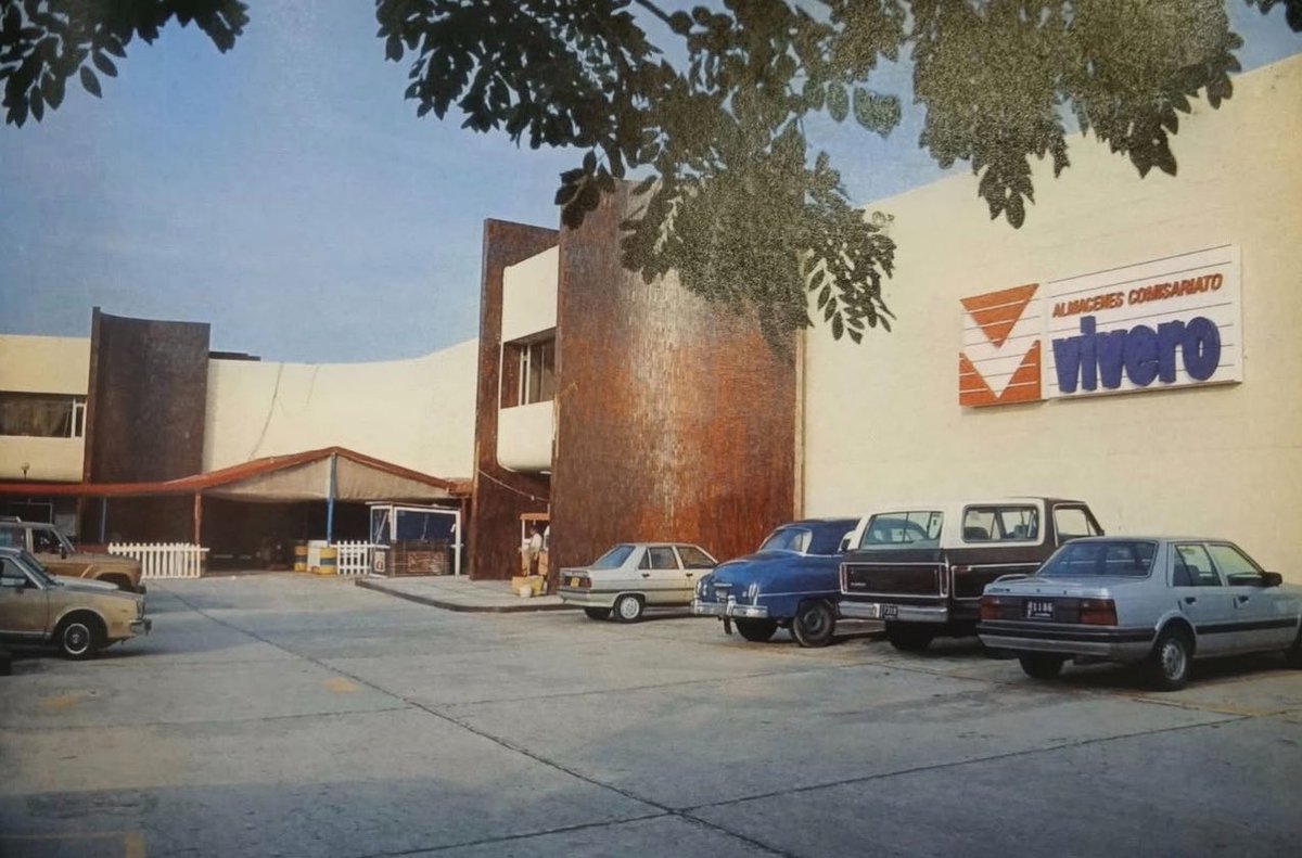 GestionEd's tweet photo. Vuelvo a ver  a mi mamá llevarnos ( A los hermanitos  Sánchez- Montero)  a ver y “medir ropa”, capturando una buena promoción del VIVERO- Ay Barranquilla, cuantos recuerdos 🙏 https://t.co/osbWIRRAwq