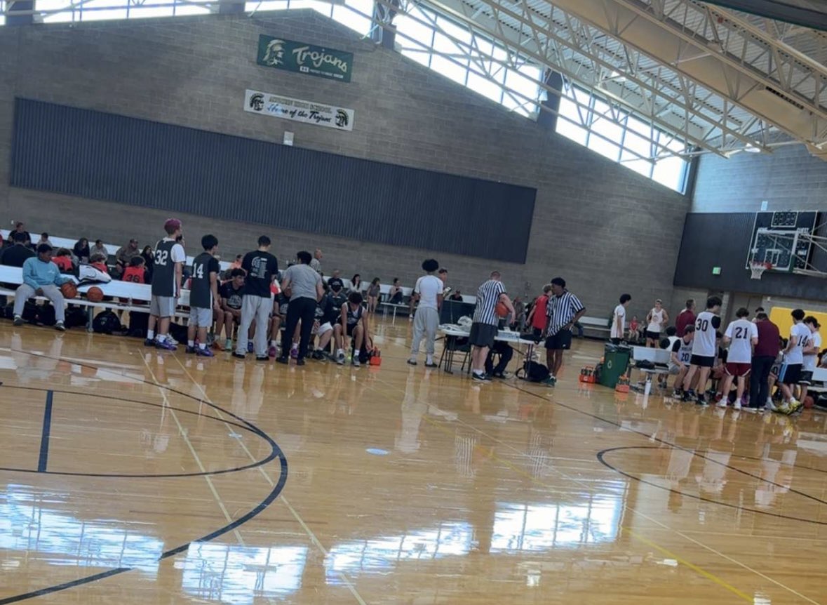 _rthompsonjr's tweet photo. Week 1 of Summer Hoops✅

JV boys are playing in the Auburn High School Summer League and went 1-1. & both Varsity and JV boys were a part in Kentwood’s tournament this weekend. 

Varsity boys turned some heads with their big win and games that went down to the wire. JV struggled a bit but are learning as we go. 

Good mix for our group to play against 3A & 4A competition to improve for next season as we still have the rest of the month of tournaments & games!