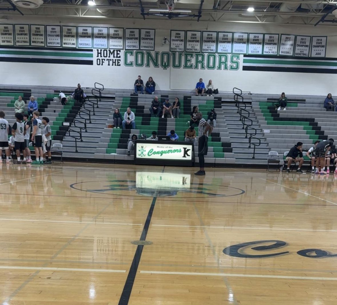 _rthompsonjr's tweet photo. Week 1 of Summer Hoops✅

JV boys are playing in the Auburn High School Summer League and went 1-1. & both Varsity and JV boys were a part in Kentwood’s tournament this weekend. 

Varsity boys turned some heads with their big win and games that went down to the wire. JV struggled a bit but are learning as we go. 

Good mix for our group to play against 3A & 4A competition to improve for next season as we still have the rest of the month of tournaments & games!