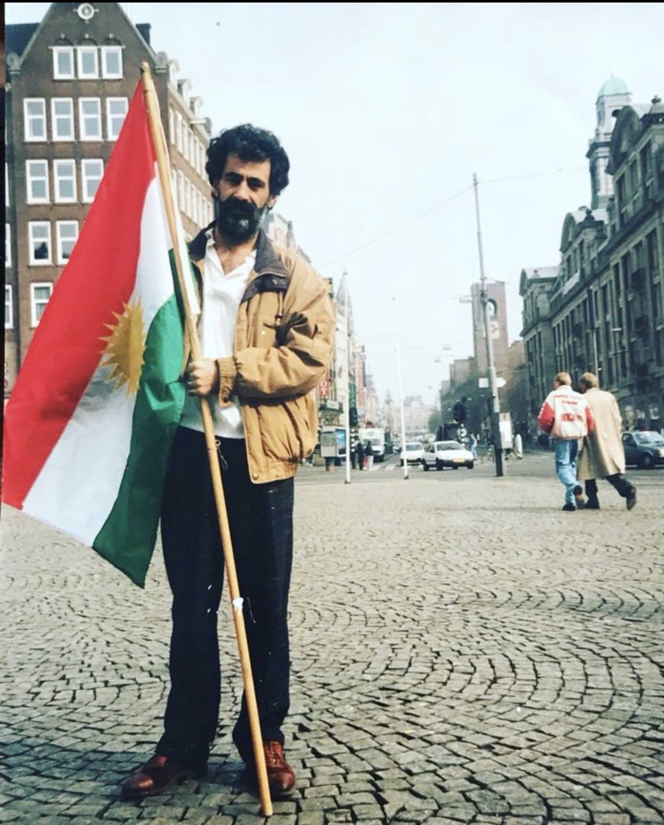 Bradermusiki4's tweet photo. Al sembola millet û welatane
Her millet bi ala xwe serbilindin.
Ala welatê min çiqas bilind be
Serê min jî wê ewqas bilinde https://t.co/i62q1lTuTW
