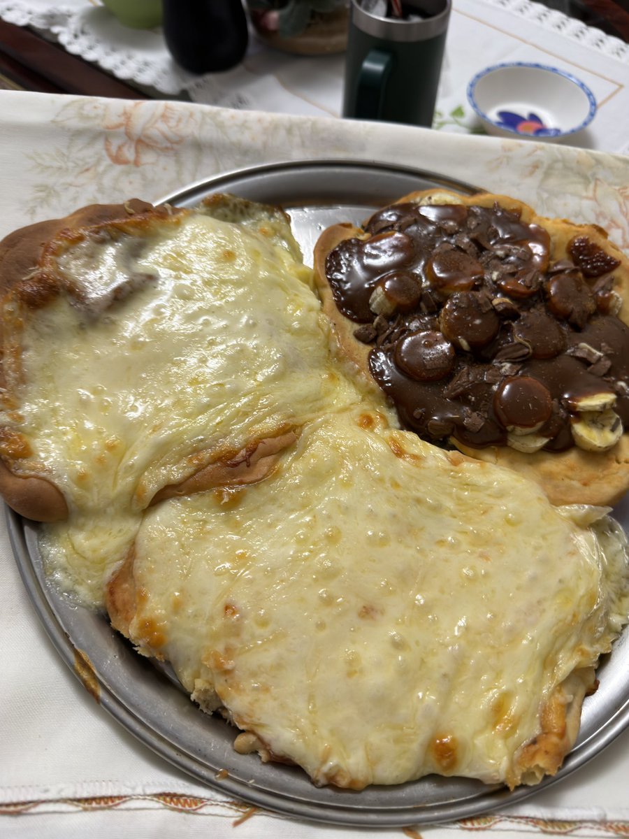 eduholz's tweet photo. Qual dos culpados vem lavar a louça? Me deram vontade de comer pizza e eu fui fazer massa pra fazer pizza 🤡 tá feia mas tá boa! Diferente da minha Pain.
@mylonzete @esACarry @brucerlol @ilhadaslendas https://t.co/cQ0sFEh0Vz