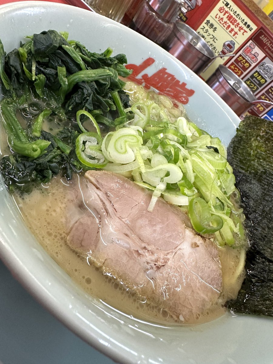 _tamukei's tweet photo. ラーメン山岡家
　日立東金沢店

※醤油ラーメン
※ほうれん草
※薬味ネギ

業績優秀な山岡家
朝から大変賑わってますね🍜昼間の予定に合わせて
ほうれん草で鉄分補給🍜
結果が良い方になる様に
願いを込めて食べました🍜
腹パン🍞ゴチ https://t.co/oBWHuKmZ9h