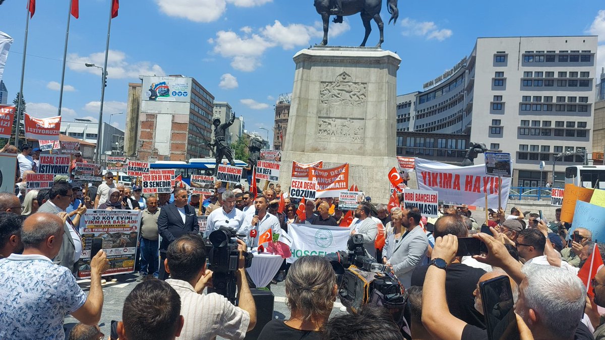 ODerebas46844's tweet photo. @Ebuhamza22 @Akparti @samiltayyar27 @avabdullahguler @ibrahimyumakli @zafersahin06 @haciykk @hilalkoylu @isamesihsahin @avidrissahin @HSYNYILMAZ09 @ErkanTrukten @leylasahinusta Bizler toprağa beton dökmüyoruz, bir karış yerde domates, biber yetiştirip üretime katkı sağlıyoruz. Tarım Bakanlığı bizi karşısına almamalı. Biz de tarımdan yanayız, toprağı korumak istiyoruz! 🌾🍅 
Hobibahçemedokunma 
#7HazirandaYapıKayıtAnkarada https://t.co/1jwlFEQDJR