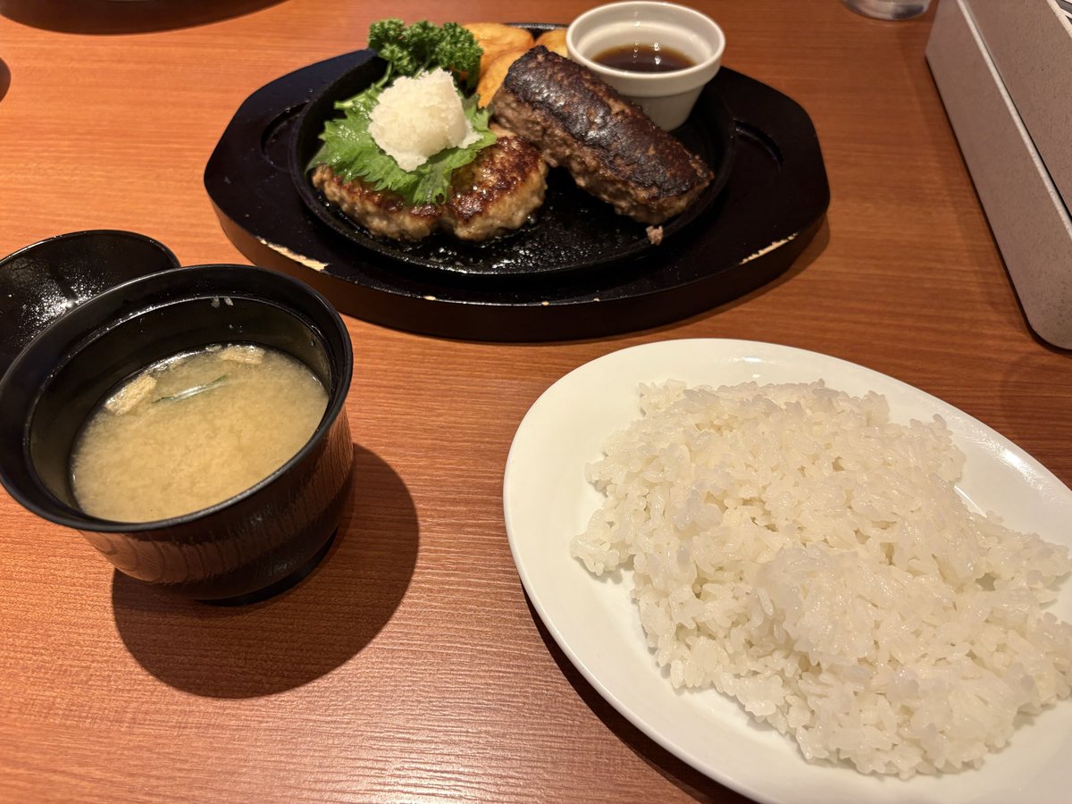 signals_f's tweet photo. ハンバーグとライスを食べると少し元気がでます

みそ汁がポイント https://t.co/qm61hPJzFX