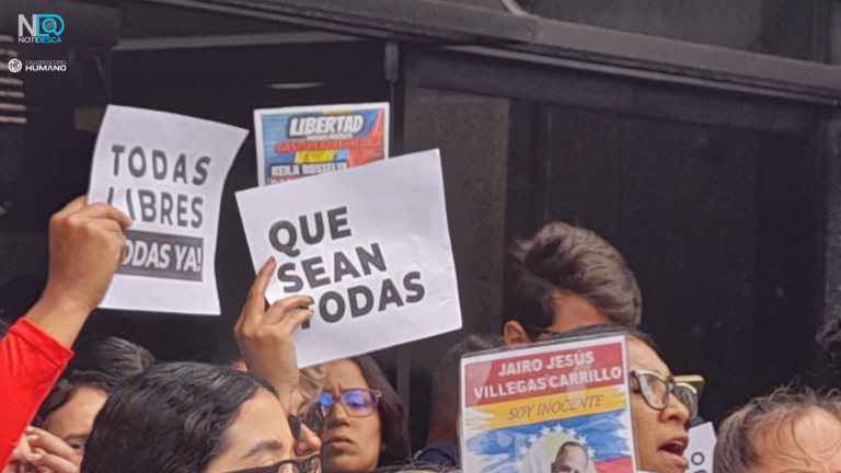 CaleidoHumano's tweet photo. Desde las 10:30 am un grupo de activistas, familiares y organizaciones de derechos humanos se concentraron frente al Ministerio de la Mujer para denunciar los horrores que viven mujeres detenidas por razones políticas en Venezuela. La manifestación fue convocada por el Comité por la Libertad de los Presos Políticos (Clippve) y la Alianza de Mujeres en la Política y aunque, la mayoría de las personas que protestaban eran mujeres, la burla y la amenaza fue la respuesta gubernamental.

«La violencia sexual bajo custodia del Estado es tortura y no puede quedar en silencio ni en impunidad», enfatizó Evelyn Pinto, representante de la Alianza Mujeres en la Política.

Aunque con lluvia y gran presencia policial en las esquinas de la Av. Urdaneta en Caracas, la concentración de personas, activistas, familiares de presos políticos y organizaciones de derechos humanos se llevó a cabo. Cinco mujeres (tres de ellas familiares de mujeres presas políticas) lograron entregar el documento a la ministra de la Mujer, Yelitze Santaella. https://t.co/GyzjrKDIKw