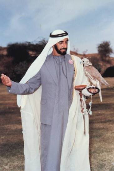 AL_DHEEB's tweet photo. 🔴 إلى كل من يختار التطاول على إرث الشيخ زايد بن سلطان آل نهيان ، أو يحاول النيل من مكانته التاريخية عبر منصات التواصل ، نقول له بوضوح : إن القامات الوطنية وَ التاريخية لا تهزّها التغريدات ، وَلا تنال منها حملات الإساءة ، لأن التاريخ يكتبه أصحاب الإنجاز وَ المواقف ، لا أصحاب الضجيج وَ الأجندات وَ الإساءات ..

🔴 لقد كان الشيخ زايد بن سلطان آل نهيان قائداً استثنائياً تجاوز أثره حدود دولة الإمارات ليصل إلى عمق الأمة العربية ، آمن بوحدة الصف العربي ، وَ وقف مع الأشقاء في أوقات المحن دون مزايدة أو استعراض ، فامتدت أيادي الإمارات البيضاء في عهده إلى مشاريع الإعمار وَ التنمية وَ الدعم الإنساني في دول عربية عديدة ، إيماناً منه بأن استقرار العرب وً نهضتهم مسؤولية مشتركة ..

🔴 إن الإساءة إلى الشيخ زايد ليست مجرد تطاول على شخصية تاريخية ، بل تجاهل لإرث قائد كرّس حياته للبناء وَ الإنسان وَ العروبة ، وسيظل اسم زايد محفوراً في ذاكرة الإماراتيين وَ العرب الشرفاء ، رمزاً للحكمة وَ العطاء وَ الكرامة وَ المواقف التي لا تُنسى ..