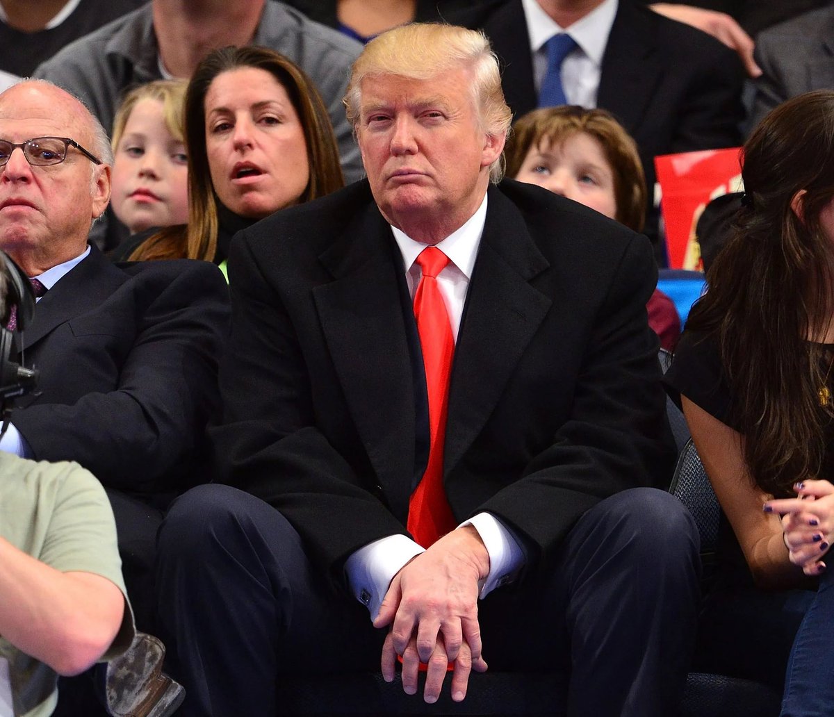 MasterClutch_'s tweet photo. Esto es lo que cambiará mañana en New York por la asistencia de Donald Trump al Game 3 de las Finales entre Knicks y Spurs:

- Cierres de calles alrededor del MSG
- Se cancelaron las Watch Parties alrededor del MSG
- Se limitó el número de objetos personales permitidos
- Se desplegará al Servicio Secreto y hará controles reforzados en el estadio
- Se recomendó a los fans llegar 2 horas antes por esto antes mencionado
- Modificación de accesos y flujo dentro del estadio
- Política de 0 bolsos y guardarropa para no entrar con objetos no autorizados

Donald Trump se convertirá en el primer presidente en la historia en ir a unas Finales de la NBA

Todo a costa de arruinarle la experiencia al aficionado Knick
