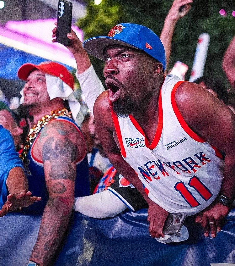 MasterClutch_'s tweet photo. Esto es lo que cambiará mañana en New York por la asistencia de Donald Trump al Game 3 de las Finales entre Knicks y Spurs:

- Cierres de calles alrededor del MSG
- Se cancelaron las Watch Parties alrededor del MSG
- Se limitó el número de objetos personales permitidos
- Se desplegará al Servicio Secreto y hará controles reforzados en el estadio
- Se recomendó a los fans llegar 2 horas antes por esto antes mencionado
- Modificación de accesos y flujo dentro del estadio
- Política de 0 bolsos y guardarropa para no entrar con objetos no autorizados

Donald Trump se convertirá en el primer presidente en la historia en ir a unas Finales de la NBA

Todo a costa de arruinarle la experiencia al aficionado Knick
