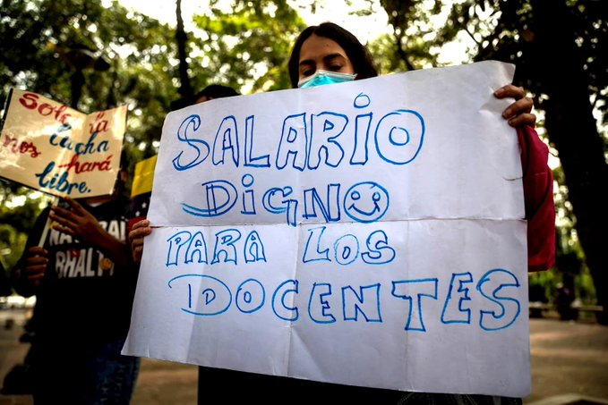 AsambleaCNCTL's tweet photo. Los docentes forman médicos, ingenieros, científicos, técnicos y profesionales. Su trabajo merece reconocimiento y justicia salarial.                              #ParoEducativo10J                                                                                #UnDiaPorLosDocentes https://t.co/tZLswXrSH1