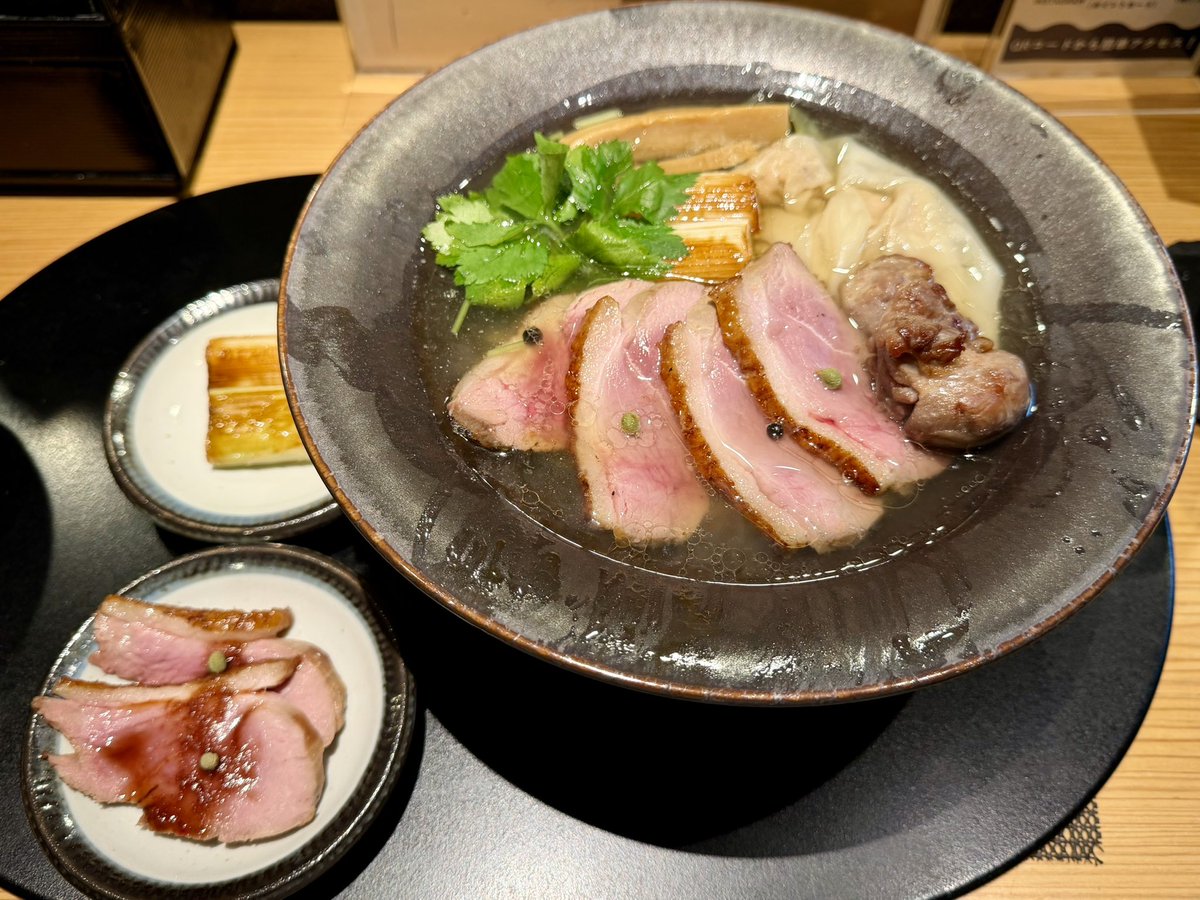 hinono2thinono2's tweet photo. 八王子でラーメン🍜

鴨中華そば 楓
特撰手もみ中華そば 塩
焼葱
炭焼鴨ロース
ミニ鴨&amp;和牛愛盛めし

醤油と塩どっちが好きかなぁと考えながら食べてたら、いつのまにかスープまで完食してました👍
どちらも美味しい
鴨肉に胡椒の粒を挟んで食べるとさらに美味しいということに今頃気づいた😋 https://t.co/e6xk7DkjW8