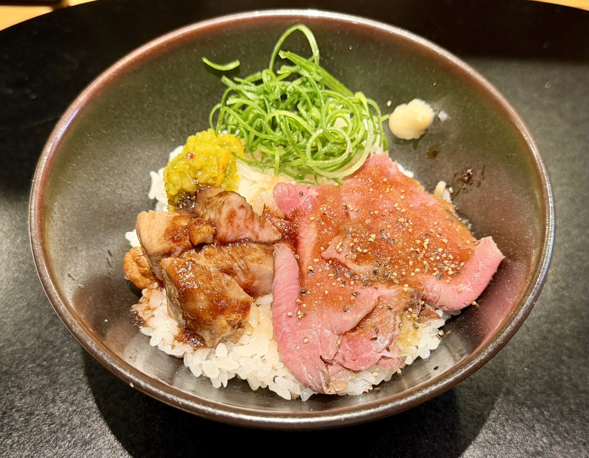 hinono2thinono2's tweet photo. 八王子でラーメン🍜

鴨中華そば 楓
特撰手もみ中華そば 塩
焼葱
炭焼鴨ロース
ミニ鴨&amp;和牛愛盛めし

醤油と塩どっちが好きかなぁと考えながら食べてたら、いつのまにかスープまで完食してました👍
どちらも美味しい
鴨肉に胡椒の粒を挟んで食べるとさらに美味しいということに今頃気づいた😋 https://t.co/e6xk7DkjW8