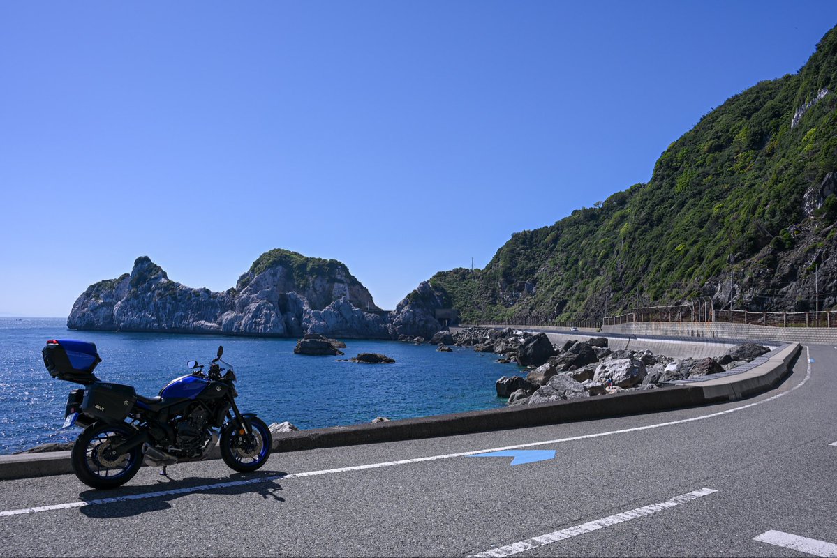 Rush00Mk's tweet photo. おはよーございます。
　
改めて見るとMT夜会、SSTRにしろ
MTに付けてるユーロトップケースされてる方を見かけない。。w

45Lは稀に見るくらい。。(特にトレーサーで

色も変えてるからか
複数バイクあってもすぐ自分のやつだってわかるくらい...w

今週もご安全に(｀･ω･´)ゞﾋﾞｼｯ

#MT07 https://t.co/EtWcZogxDD