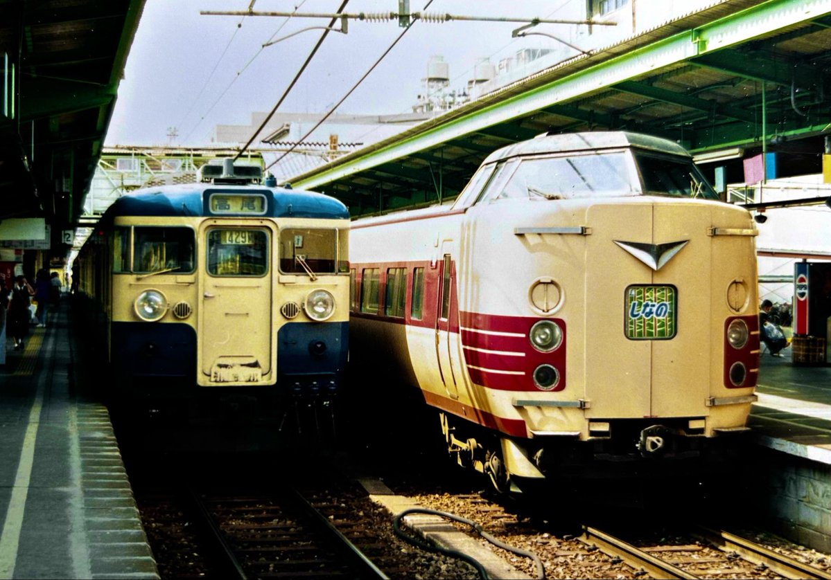 noraexpress's tweet photo. ある日の松本駅で

１１５系０番台スカ色•３８１系しなの https://t.co/NKMmlK4lfm