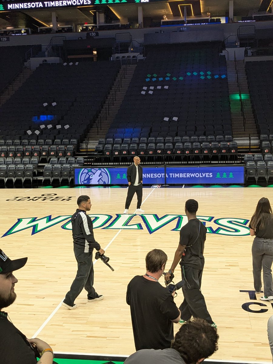 AlanBungue's tweet photo. .@SamCassell5 enjoying .@Timberwolves new home court design.
#wolvesback https://t.co/Q7Y6R3KogE