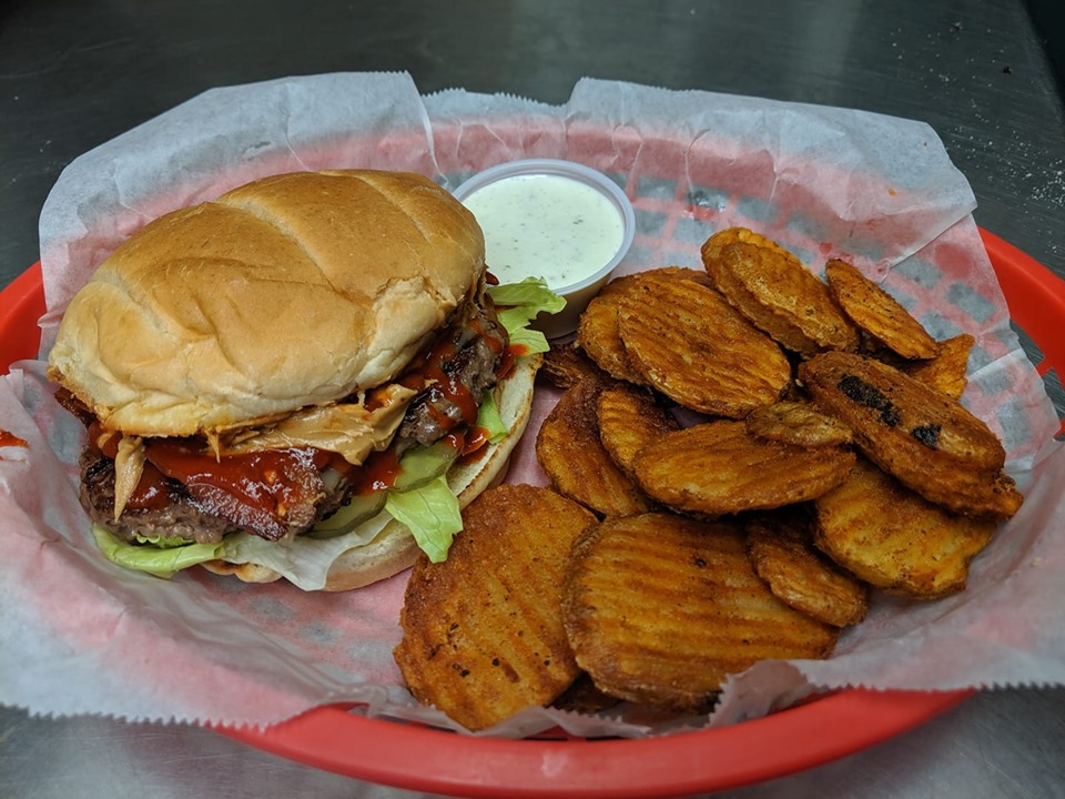 SipNSpin's tweet photo. Don't be scared of this one, our Feature of the Week: Peanut Butter Sriracha Burger - Our signature burger topped with bacon, pepperjack cheese, crunchy peanut butter, lettuce, pickles and a light drizzle of Sriracha sauce all on a toasted bun. Don't regret not trying this one!! https://t.co/EYYDdBl4um