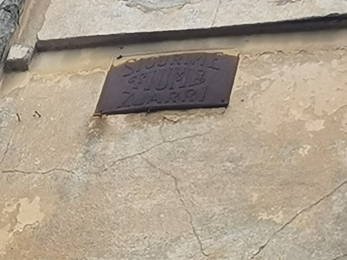 PazajElvis's tweet photo. Girando per le vie tradizionali di Tirana, vidi una vecchia insegna. Dovrebbe essere di un'agenzia di assicurazione italiana degli anni dell'occupazione italiana dell'Albania. https://t.co/kSrkdiHfIo
