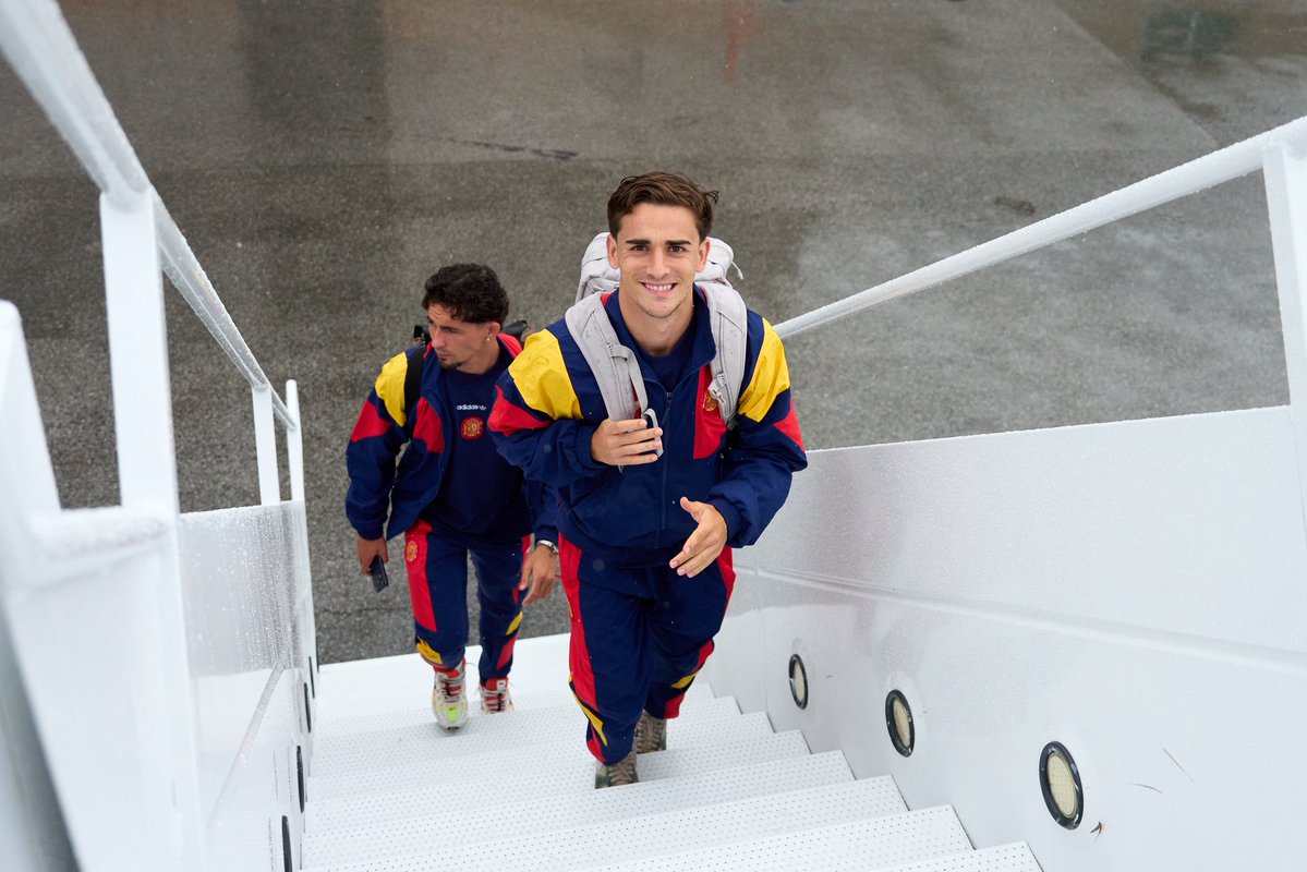solodeida's tweet photo. La selección de España viajará hoy de Chattanooga a Guadalajara para su primer partido en el Mundial 🇪🇸✈️ https://t.co/6HdzVvdW1g