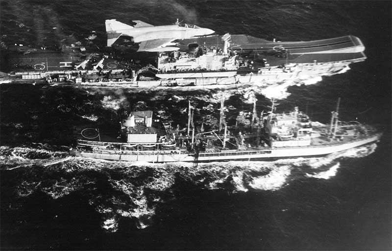 MarianoSciaroni's tweet photo. Fotos poco vistas. El 11Jul82 un Tu-95RTS (Bear D) soviético basado en Angola fotografió al #portaaviones HMS Hermes y RFA Tidespring que regresaban de #Malvinas. El Tu-95 a su vez fue interceptado por el Phantom FRG.2 XV484 del 29 Sqn @RoyalAirForce que despegó de isla Ascensión https://t.co/Rxr3LJAG0e