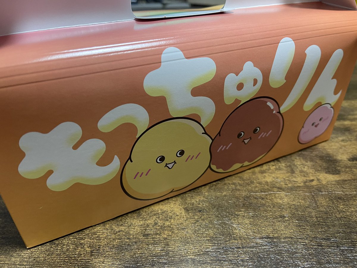 bio331's tweet photo. 昨日は甘いもの摂取し過ぎた笑
もっちゅりんはたまたま売ってたから並んだけど、いちごは売り切れで、きな粉は残り2 つだった。スタバのバナナはちみつも甘くて最高。
本鮪丼(ワラサトッピング)も美味かった。 https://t.co/ZmqUwNZzbM