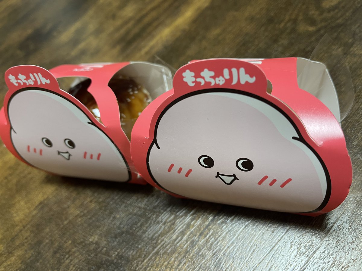 bio331's tweet photo. 昨日は甘いもの摂取し過ぎた笑
もっちゅりんはたまたま売ってたから並んだけど、いちごは売り切れで、きな粉は残り2 つだった。スタバのバナナはちみつも甘くて最高。
本鮪丼(ワラサトッピング)も美味かった。 https://t.co/ZmqUwNZzbM