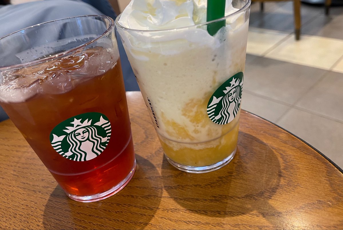 bio331's tweet photo. 昨日は甘いもの摂取し過ぎた笑
もっちゅりんはたまたま売ってたから並んだけど、いちごは売り切れで、きな粉は残り2 つだった。スタバのバナナはちみつも甘くて最高。
本鮪丼(ワラサトッピング)も美味かった。 https://t.co/ZmqUwNZzbM