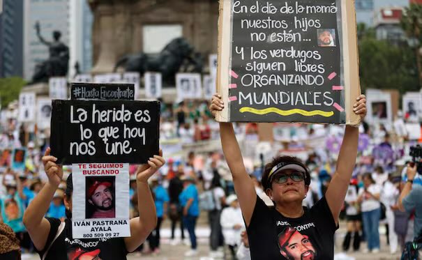 JJDiazMachuca's tweet photo. ¿Todos listos para el jueves 11 de junio 2026?

Alistan mega marcha para inauguración del Mundial en CDMX.

Alistan movilización de madres buscadoras, maestros, pensionados y personal de salud
Colectivos de madres buscadoras, maestros, pensionados, transportistas, campesinos y personal de salud convocaron a una mega manifestación pacífica el próximo jueves 11 de junio, rumbo al Estadio de la Ciudad de México, donde se llevará a cabo la inauguración de la Copa Mundial de Fútbol y posteriormente el partido entre México y Sudáfrica. 

En redes sociales, circulan convocatorias para partir desde puntos como: avenida Insurgentes (Estadio Olímpico), Anillo Periférico (San Jerónimo, Hospital Picacho, Vaqueritos), calzada de Tlalpan (División del Norte) y avenida del Imán (Parque Cantera). La llegada de manifestantes se estima a las 13:00 horas en la puerta principal del antes llamado Estadio Azteca.

https://t.co/bTvdKYw6LX