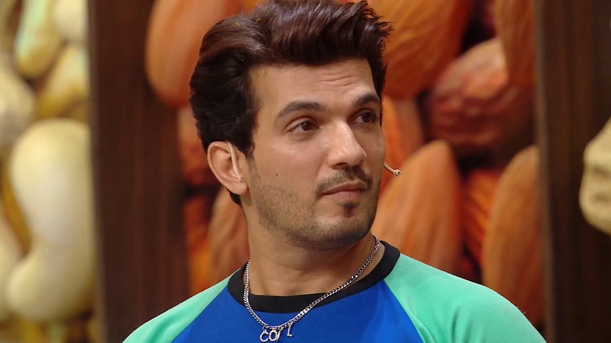 OreePiyaa's tweet photo. my gosh, he looked so adorable ❤️ his charm and masti along with that happy smile were pure sukoon. loved how he used his intelligence to get those 2 stars and colors hyping him up while stating facts was the best part 🤭 cutie @thearjunbijlani 😘

#arjunbijlani #laughterchefs3 https://t.co/Cx7sydPnKb
