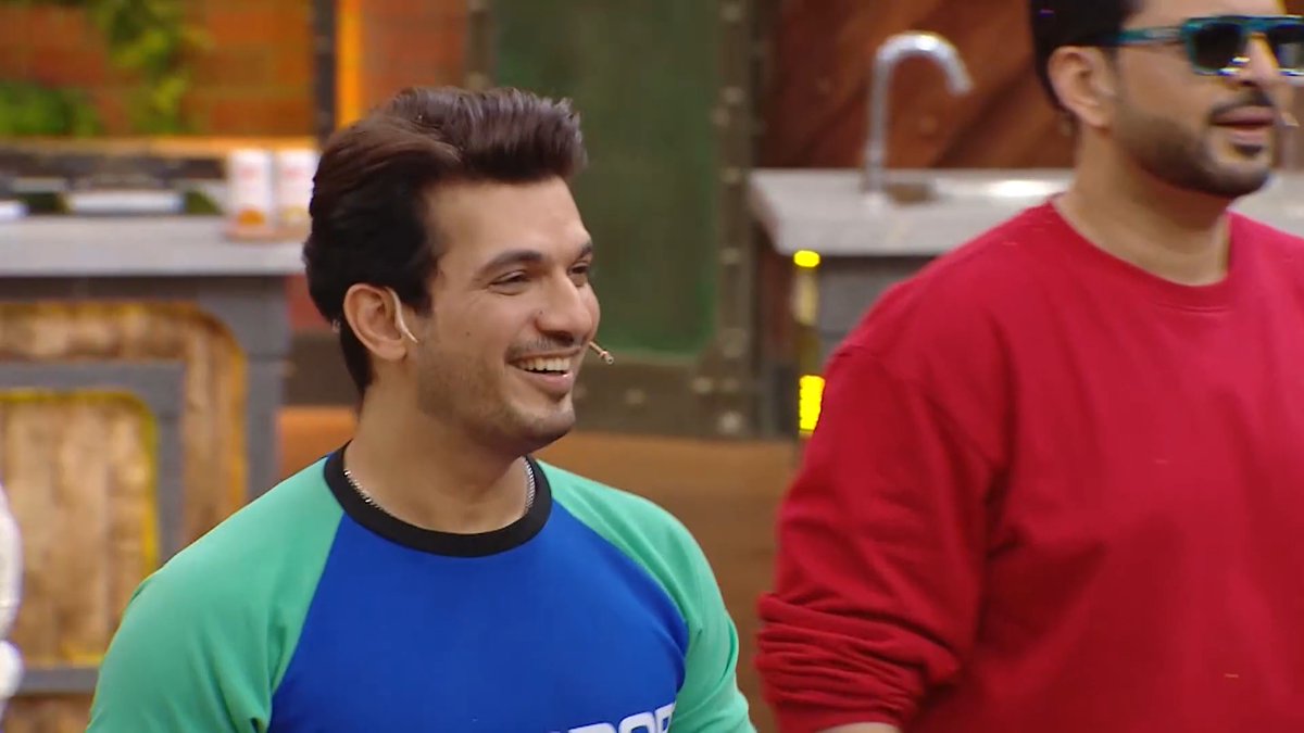 OreePiyaa's tweet photo. my gosh, he looked so adorable ❤️ his charm and masti along with that happy smile were pure sukoon. loved how he used his intelligence to get those 2 stars and colors hyping him up while stating facts was the best part 🤭 cutie @thearjunbijlani 😘

#arjunbijlani #laughterchefs3 https://t.co/Cx7sydPnKb