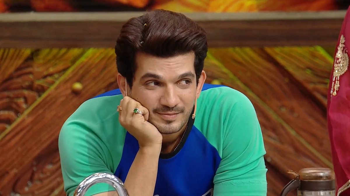 OreePiyaa's tweet photo. my gosh, he looked so adorable ❤️ his charm and masti along with that happy smile were pure sukoon. loved how he used his intelligence to get those 2 stars and colors hyping him up while stating facts was the best part 🤭 cutie @thearjunbijlani 😘

#arjunbijlani #laughterchefs3 https://t.co/Cx7sydPnKb