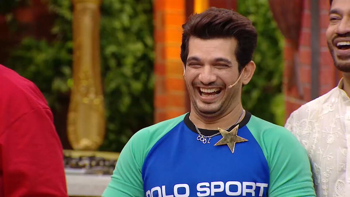 OreePiyaa's tweet photo. my gosh, he looked so adorable ❤️ his charm and masti along with that happy smile were pure sukoon. loved how he used his intelligence to get those 2 stars and colors hyping him up while stating facts was the best part 🤭 cutie @thearjunbijlani 😘

#arjunbijlani #laughterchefs3 https://t.co/Cx7sydPnKb