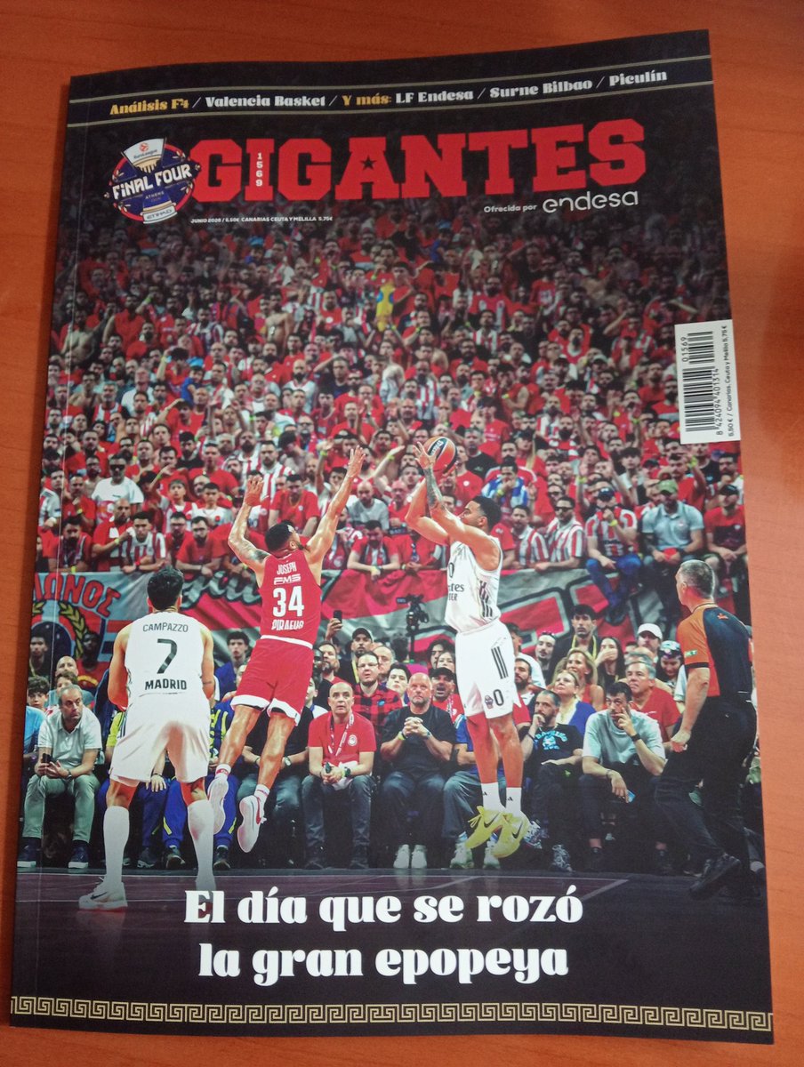 ang_royo's tweet photo. Ya en mi poder un nuevo numero de la revista @GIGANTESbasket 

El titular es BUENÍSIMO, pero en mi opinión, hubiera quedado bestial si en vez de esa foto hubiera sido la del triple errado por Feliz.

ENHORABUENA @davidsardinero por este grandísimo número. https://t.co/pngWumIgau