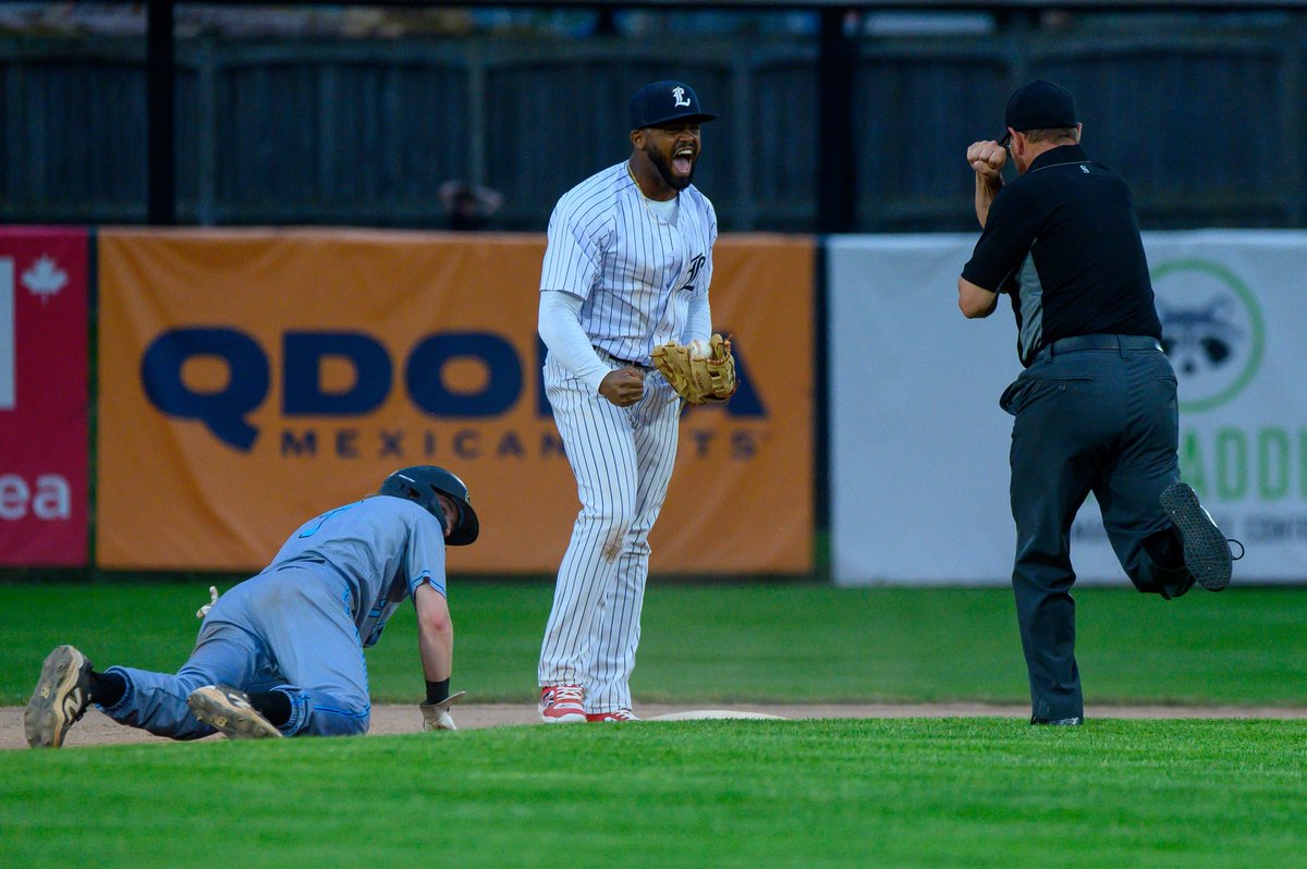 HiscoxPhotos's tweet photo. Friday night was filled with emotions and rain but a victory nonetheless the less for the Majors.
#londonmajors #sportsphotography #baseballphotography #nikon #photography https://t.co/9VFj0KEGla