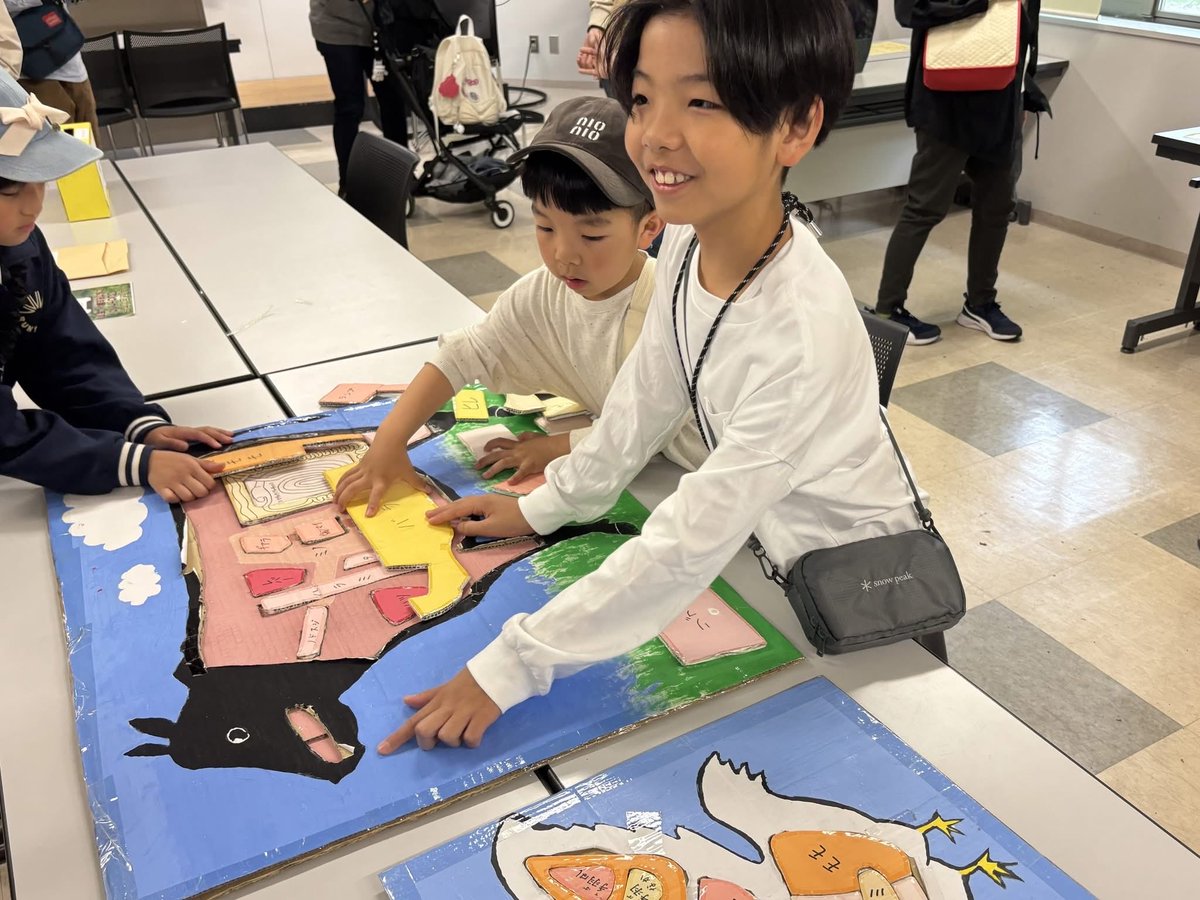 costep_pr's tweet photo. 【北大祭2026】漫画「動物のお医者さん」の舞台として知られる北大獣医学部。「実際、獣医学部生ってどんな勉強をしているんだろう？」そんな疑問を胸に、獣医学祭の展示「のぞいてみよう！獣医学の世界」に飛び込んでみました。

犬や馬がかけまわる獣医学祭エリアにわくわくします。
展示室に入ると、さっそく迫力ある骨格標本が出迎えてくれました。

案内してくださったのは、獣医学部3年生の中村芽以さん。
本展示は、例年3年生が主体となって開催されています。
ウシの骨格標本はとても重く、運ぶのに10人も必要だったという裏話もあるそうです。
展示では、普段獣医学部生が勉強している環境や、使っている道具について知ることができます。

続きはこちら
https://t.co/ssO83J6yZb