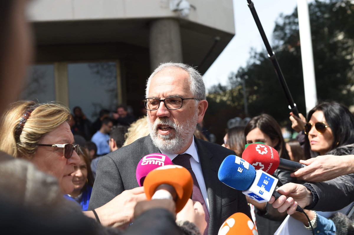GonzaloGarcaVi2's tweet photo. Que un juez se baje de categoría para caer en el juzgado que juzga al churri de Ayuso y que paralice la causa negándose a hacer trámites sencillos, cuando todo el trabajo duro ya lo hizo la magistrada Lourdes Platero, no me parece ni normal ni casual.
-.Dilación dolosa indebida.- https://t.co/Qb4mb2gb4U