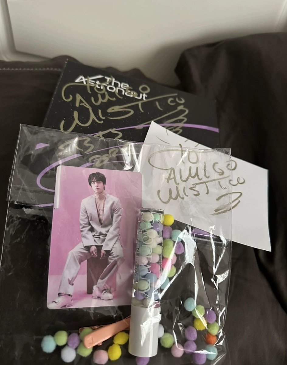 KingNamDimple's tweet photo. el hecho de que el místico haya ido al concierto de BTS el día 7 de mayo y los chicos lo hayan visto pelear el 8 de mayo, el mejor crossover de la historia mexicana 
Incluso dio freebies a las armys lmao 😭 https://t.co/OUu6V5IPCa