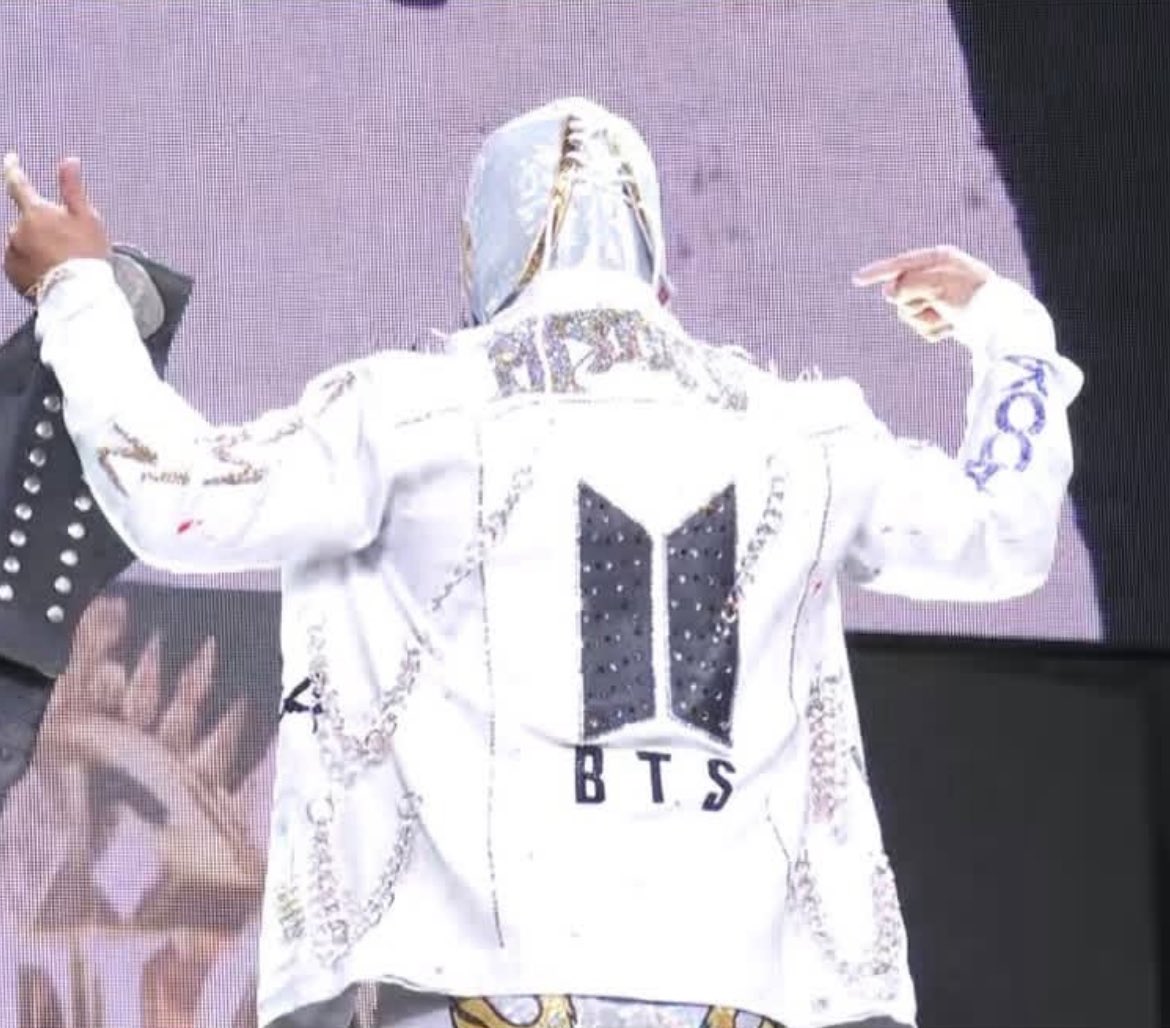 KingNamDimple's tweet photo. el hecho de que el místico haya ido al concierto de BTS el día 7 de mayo y los chicos lo hayan visto pelear el 8 de mayo, el mejor crossover de la historia mexicana 
Incluso dio freebies a las armys lmao 😭 https://t.co/OUu6V5IPCa