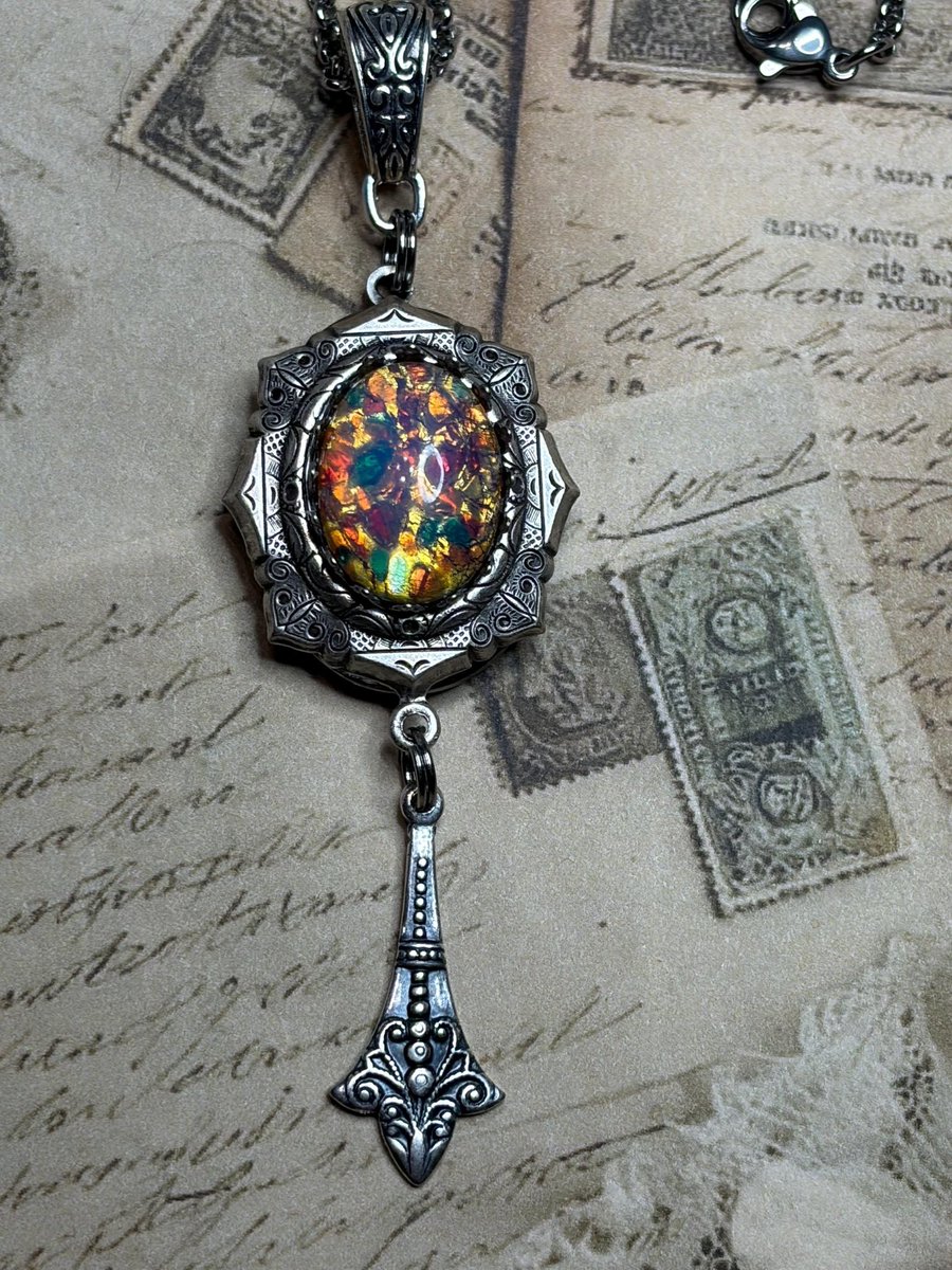 Witschy's tweet photo. Oval Photo Locket with Fire Opal vintage cabochon - Czech stone - 24 Inch Chain
https://t.co/n9avsxJ5GZ #locketnecklace #ooakjewelry #unique #photolocket #etsy #etsyfinds #etsygift #etsyshop #giftforher #giftideas #handmadegift #handmadejewelry #ooak #shopping #uniquegift https://t.co/io3HhqZQfG
