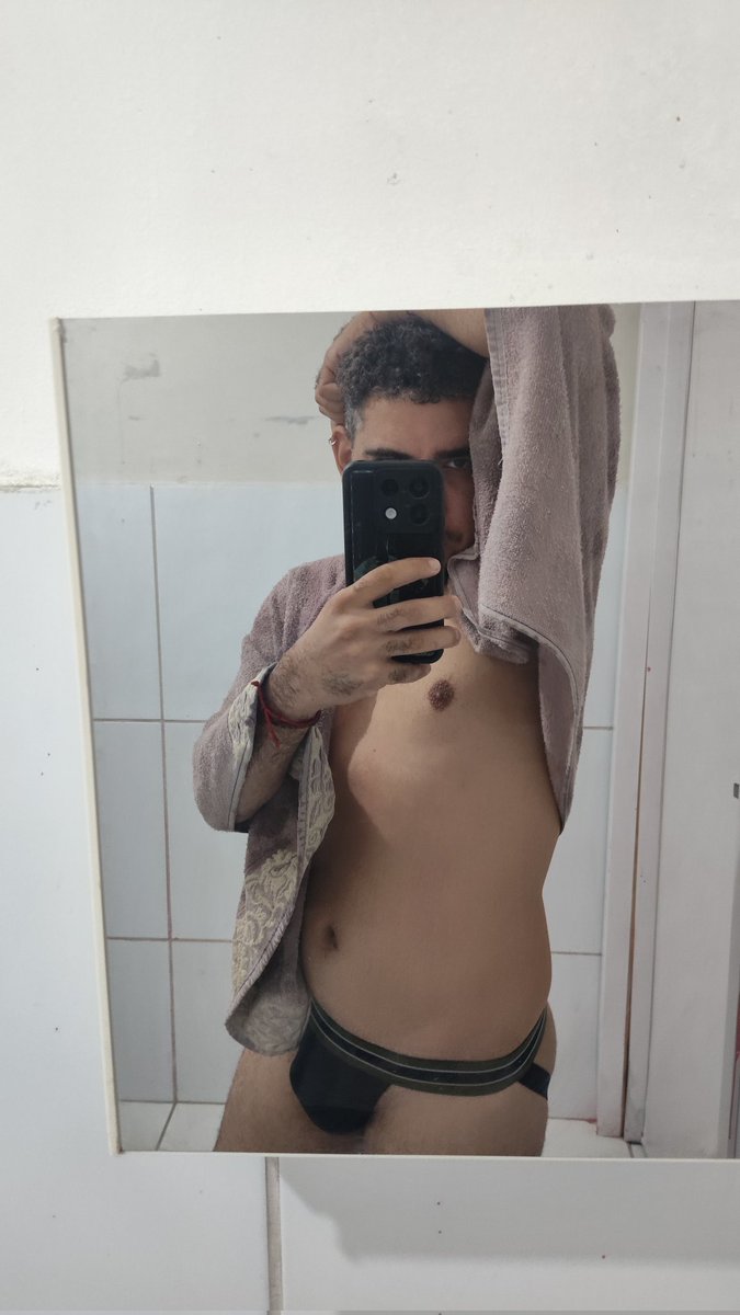 AsetVitor's tweet photo. Na casa nova me sentindo muito bem https://t.co/qikaYDqKnN