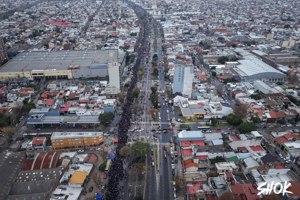 shokargentina's tweet photo. — Histórica jornada popular con más de 70 cuadras de fila para despedir al Indio Solari en Villa Dominico, Avellaneda. https://t.co/kSQvm5G3g1