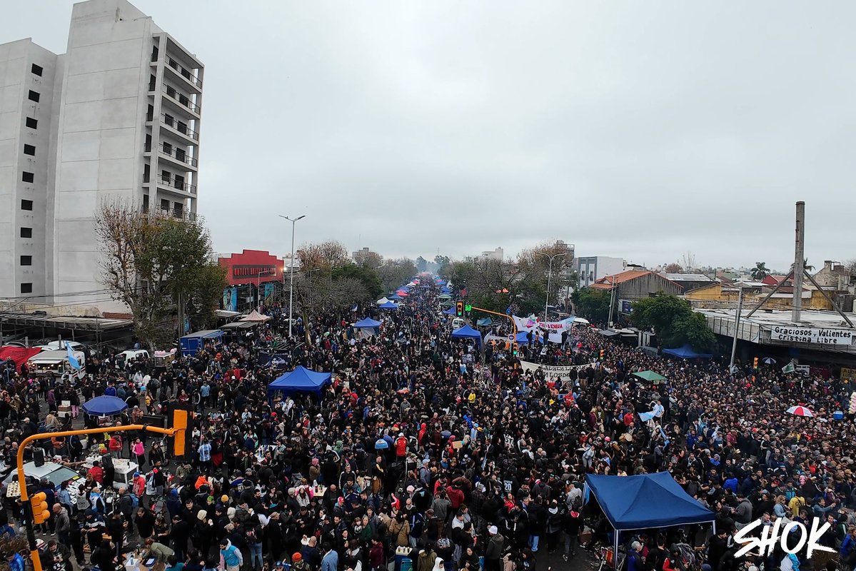 shokargentina's tweet photo. — Histórica jornada popular con más de 70 cuadras de fila para despedir al Indio Solari en Villa Dominico, Avellaneda. https://t.co/kSQvm5G3g1