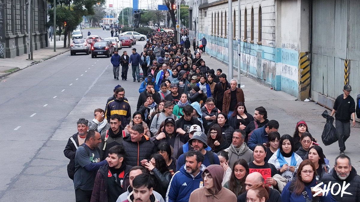 shokargentina's tweet photo. — Histórica jornada popular con más de 70 cuadras de fila para despedir al Indio Solari en Villa Dominico, Avellaneda. https://t.co/kSQvm5G3g1