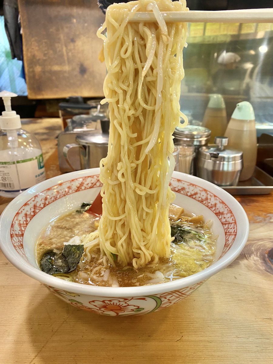 sumahon123's tweet photo. 久しぶりに阿佐ヶ谷のホープ軒に行ってきたよ。ホープ軒は定期的に味わいたくなる🤤メンマ大好きな♡私はメンマラーメン！麺リフトも上手に出来ました😊

味変に自家製？唐辛子とニンニクを入れたら何度も楽しめる♪スープが癖になるんだよね。。 https://t.co/wbemdLmjhf
