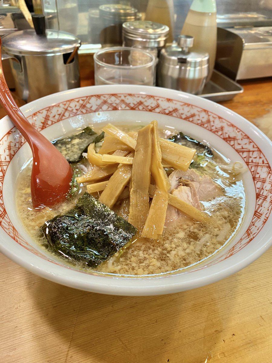 sumahon123's tweet photo. 久しぶりに阿佐ヶ谷のホープ軒に行ってきたよ。ホープ軒は定期的に味わいたくなる🤤メンマ大好きな♡私はメンマラーメン！麺リフトも上手に出来ました😊

味変に自家製？唐辛子とニンニクを入れたら何度も楽しめる♪スープが癖になるんだよね。。 https://t.co/wbemdLmjhf