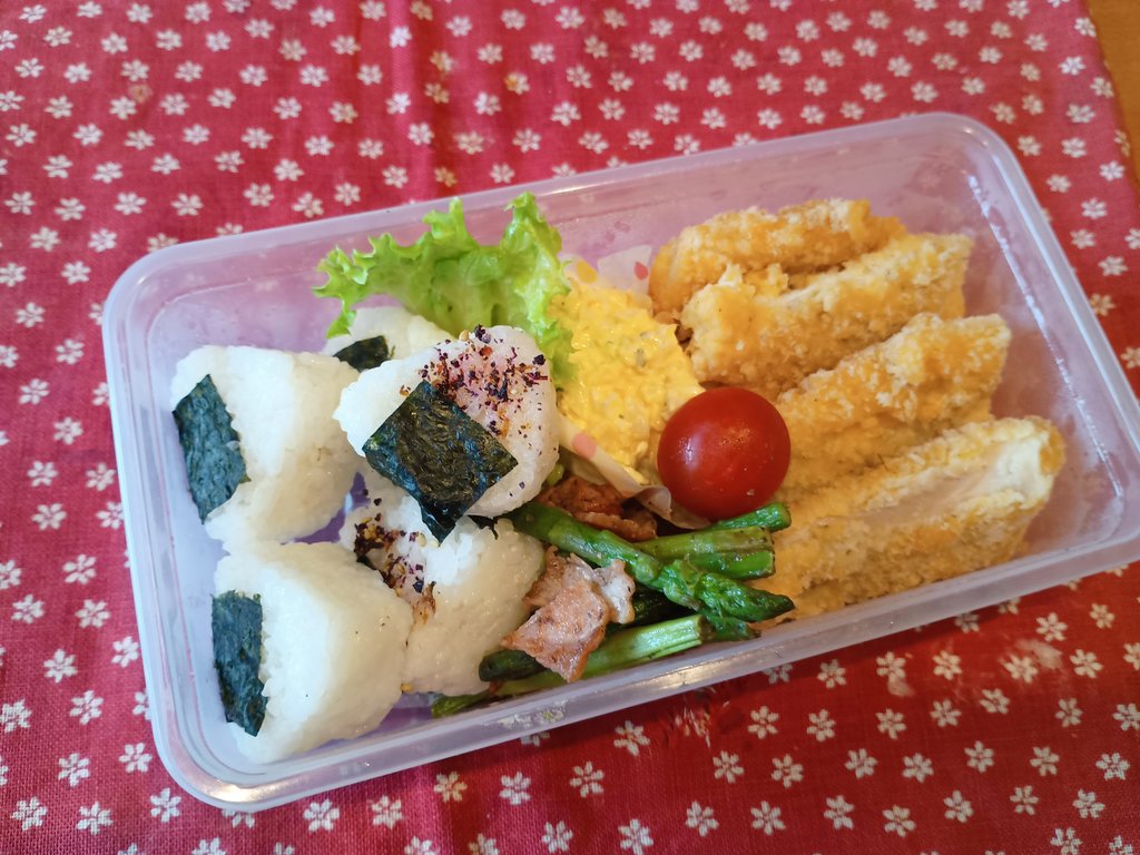 hamham0103's tweet photo. 本日の朝食とお弁当
白身魚のフリッター&amp;タルタルは娘ちゃん作
週1度は作るようにしてる
(前日に😅)
ミニおにぎりをさっきつくったmm

#mm_bento https://t.co/epJU9IfCbh