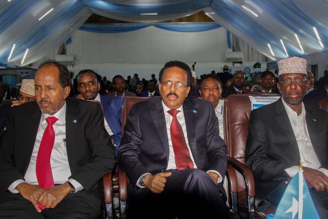 TheDailySomalia's tweet photo. #UPDATE: President Hassan Sheikh Mohamud has responded to former President Mohamed Abdullahi Farmaajo’s dialogue proposal, insisting negotiations be convened at Villa Somalia rather than Farmaajo’s residence, according to sources. https://t.co/gHBIjFM7rx